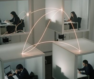 Eine symbolische Darstellung von Wissenssilos, die in einem modernen Büro aufgebrochen werden.