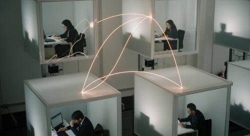 Eine symbolische Darstellung von Wissenssilos, die in einem modernen Büro aufgebrochen werden.