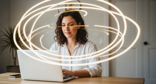 Freelancerin arbeitet konzentriert und organisiert am Laptop dank eines CRM-Systems.