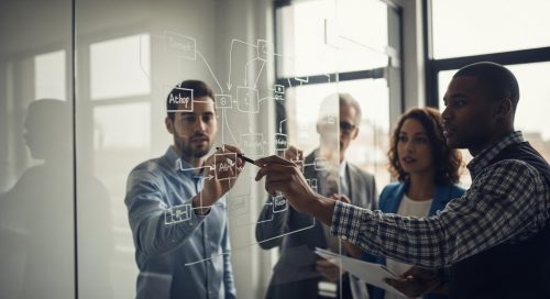 Professionals entwerfen eine Marketing Team Struktur auf einer Glastafel