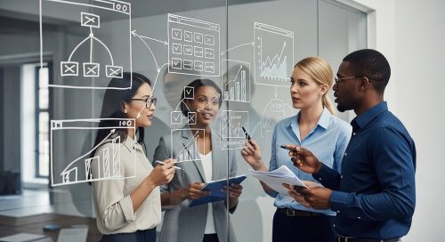 Ein Expertenteam plant in einem Meeting die Strategie für technisches SEO Inhouse.