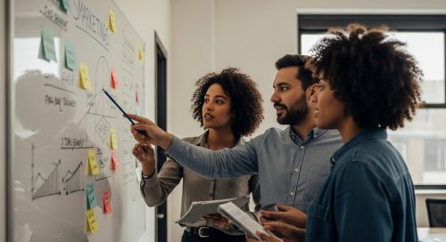 Ein fokussiertes Inhouse-Marketingteam diskutiert strategische Vorteile am Whiteboard.