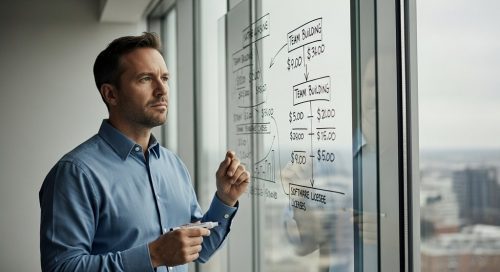 Ein Geschäftsführer analysiert die Inhouse SEO Kosten an einem Whiteboard.