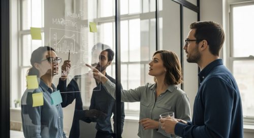 Ein Team von Marketing-Experten entwickelt in einem modernen Büro eine Inhouse Marketing Strategie.