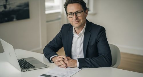 Selbstständige Frau managt ihr Mahnwesen professionell am Schreibtisch, um ihre Liquidität zu sichern.