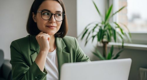 Ein junger Unternehmer hat den Fragebogen zur steuerlichen Erfassung erfolgreich ausgefüllt.